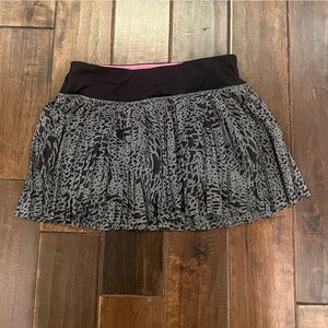 Lululemon Pleat to Street Mid-Rise Skirt, size 4, black/grey print